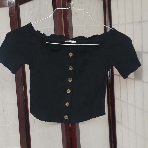 Over the shoulder, stretch, button up crop top 🖤 - Picture 4 of 6